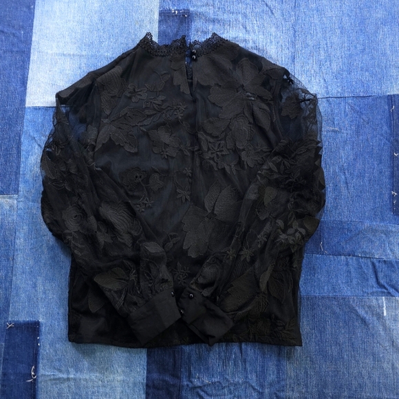 Black long sleeve floral blousr - Picture 2 of 3